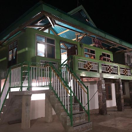 Dua Putri Komodo Homestay Екстериор снимка
