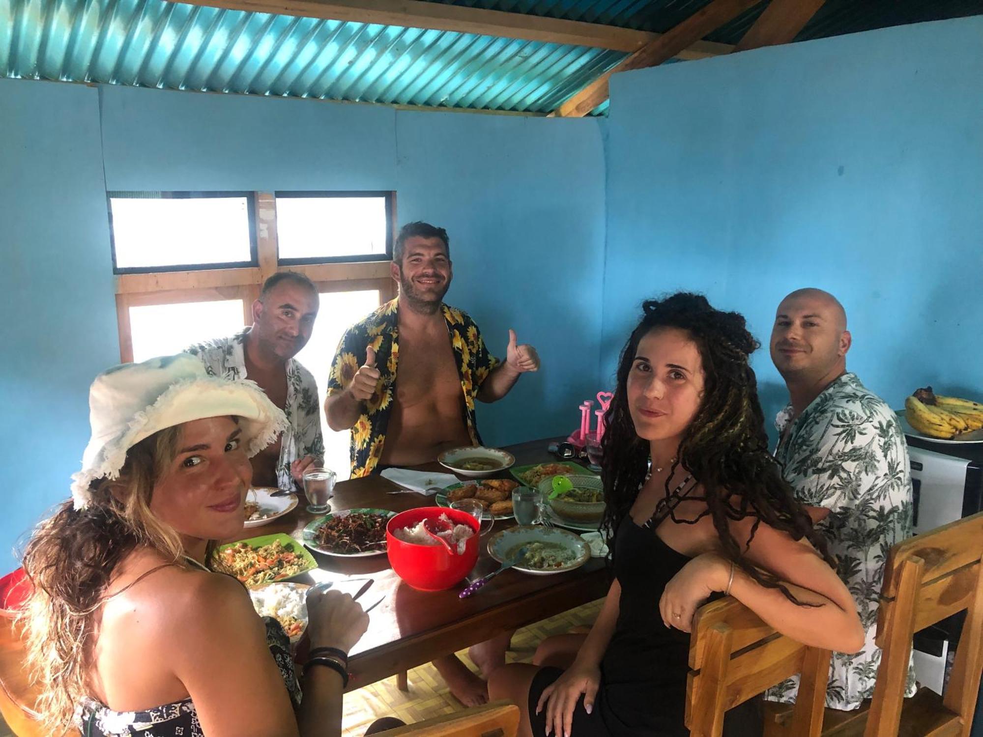 Dua Putri Komodo Homestay Екстериор снимка