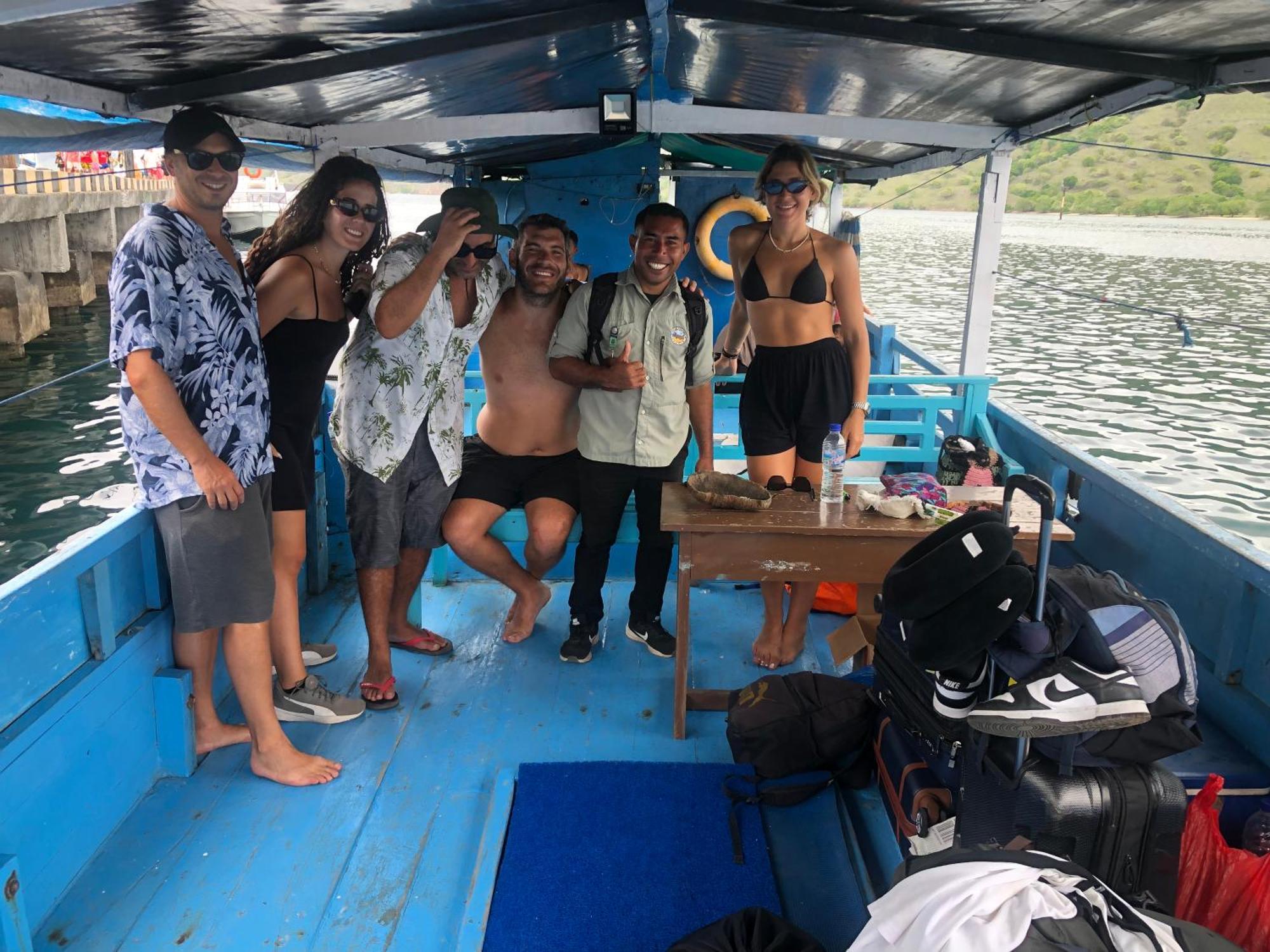 Dua Putri Komodo Homestay Екстериор снимка