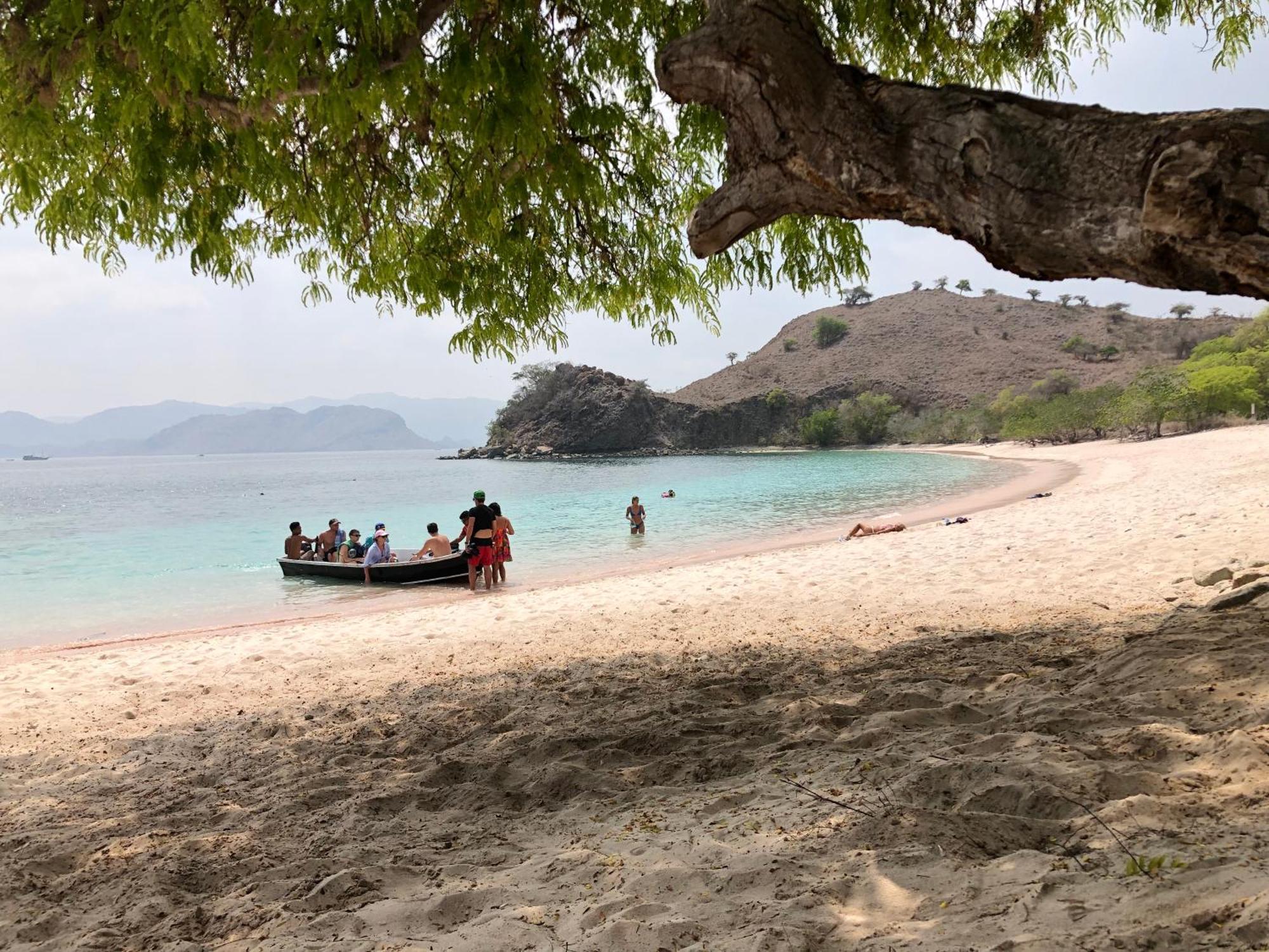Dua Putri Komodo Homestay Екстериор снимка